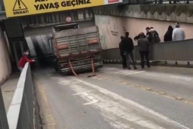 Arifiye alt geçidine bu kez tır sıkıştı