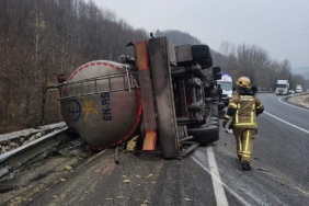 Asit taşıyan tır devrildi : 1 ölü