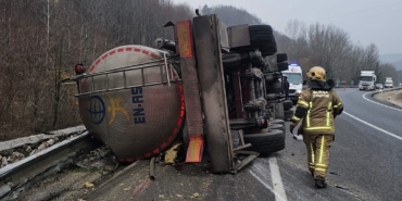 Asit taşıyan tırın devrildiği kaza yerinde AFAD ekibi gaz ölçümü yaptı