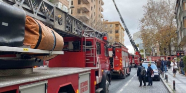 Ataşehir’de 8 katlı metruk binanın çatısı alev alev yandı