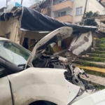 Ataşehir’de hafif ticari araç önce eve sonra park halindeki araca çarptı: 3 yaralı