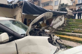 Ataşehir’de hafif ticari araç önce eve sonra park halindeki araca çarptı: 3 yaralı