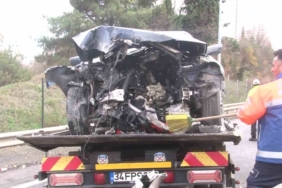 Ataşehir’de kontrolden çıkan otomobil bariyerlere ok gibi saplandı