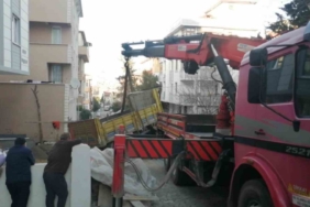 Ataşehir’de kum yüklü kamyon yan yattı