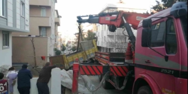 Ataşehir’de kum yüklü kamyon yan yattı