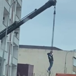 Ataşehir’de vinç halatına tutunarak iniş yapan şahıs kamerada