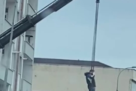 Ataşehir’de vinç halatına tutunarak iniş yapan şahıs kamerada