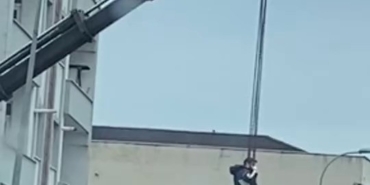 Ataşehir’de vinç halatına tutunarak iniş yapan şahıs kamerada