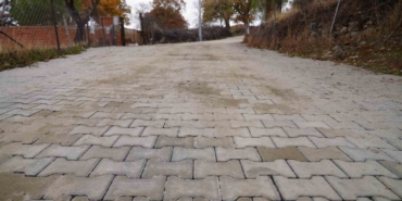 Ayvalık’ta 4 kırsal mahalleye 4 bin metrekare kilit parke taşı döşendi