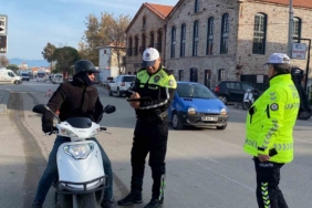 Ayvalık’ta trafik polisi eksik evraklı ve kasksız motosiklet sürücülerine geçit vermiyor