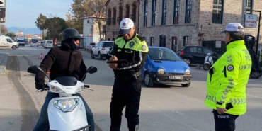 Ayvalık’ta trafik polisi eksik evraklı ve kasksız motosiklet sürücülerine geçit vermiyor