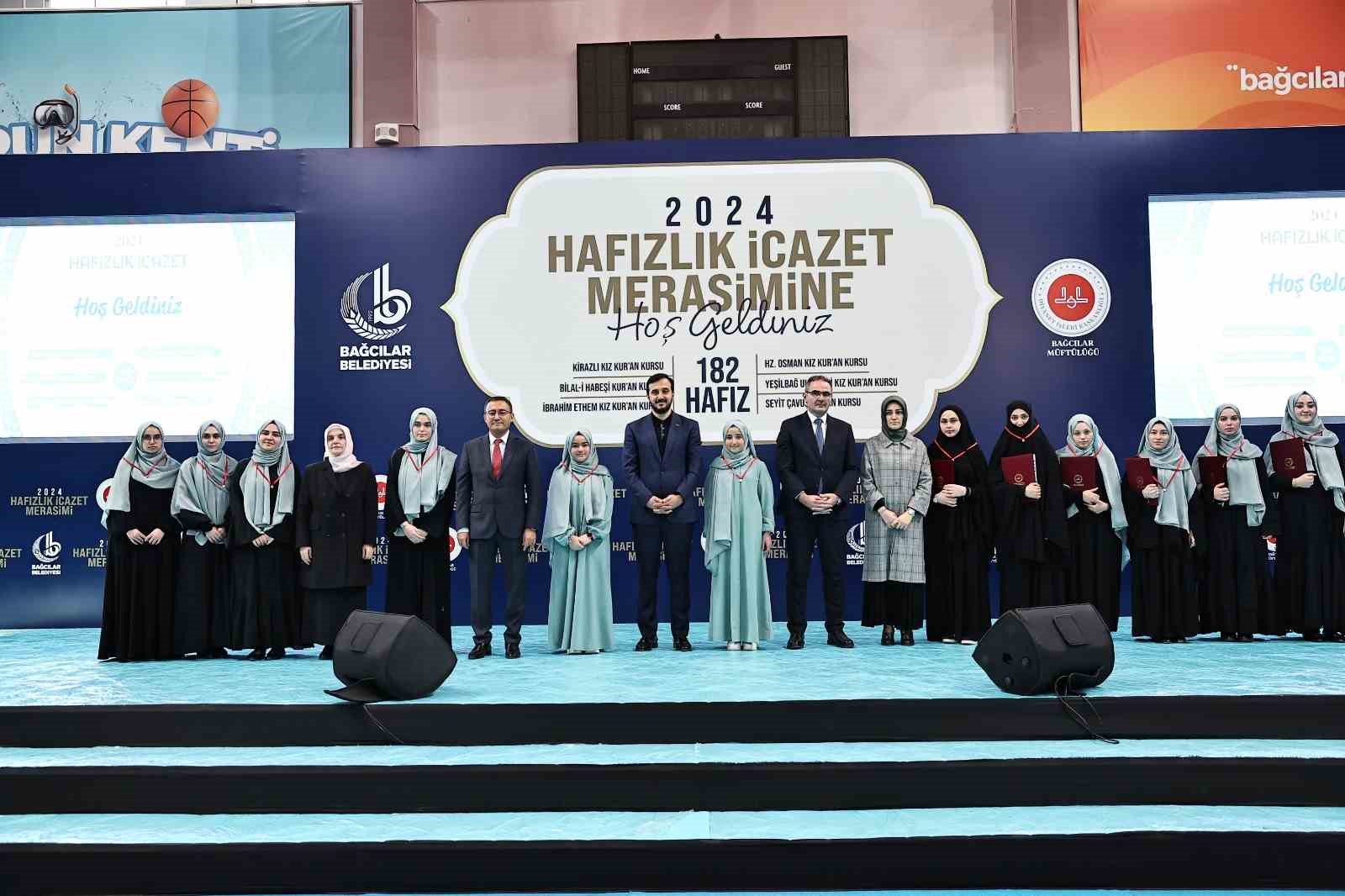 Bağcılar’da hafızlık kursunu başarıyla tamamlayan 182 hafız kız, taçlarını taktı