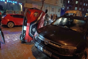 Bahçelievler’de önüne kedi çıkan sürücü iki araca çarptı