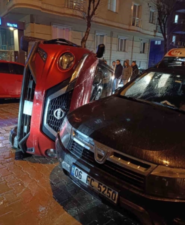 Bahçelievler’de önüne kedi çıkan sürücü iki araca çarptı