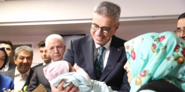 Bakan Memişoğlu, İstanbul’da yeni yılın ilk bebeklerini ziyaret etti
