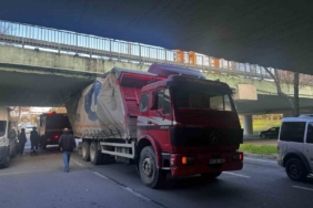 Bakırköy’de alt geçitten geçmeye çalışan kamyon sıkıştı