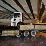 Bakırköy’de aynı üst geçitte yine kaza: Tır dorsesindeki çekici üst geçide böyle çarptı