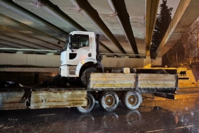 Bakırköy’de aynı üst geçitte yine kaza: Tır dorsesindeki çekici üst geçide böyle çarptı