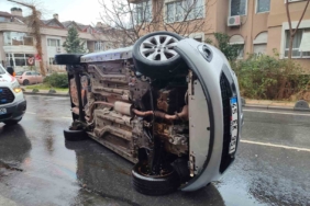 Bakırköy’de sürücüsünün kontrolünden çıkan araç yan yattı