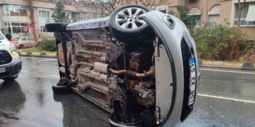 Bakırköy’de sürücüsünün kontrolünden çıkan araç yan yattı