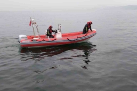 Balık tutarken denize düşen adamı dalgıçlar arıyor