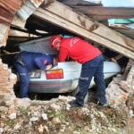 Balıkesir’de ağıla giren otomobilin sürücüsü hayatını kaybetti