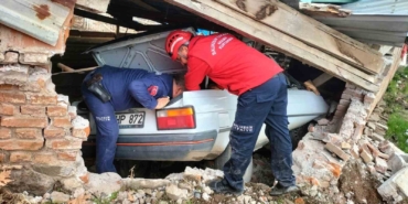 Balıkesir’de ağıla giren otomobilin sürücüsü hayatını kaybetti