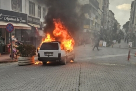 Balıkesir’de park halindeki otomobil alev topuna döndü