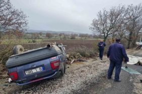 Balıkesir’de trafik kazasında araç ters döndü: 1 ölü, 2 yaralı