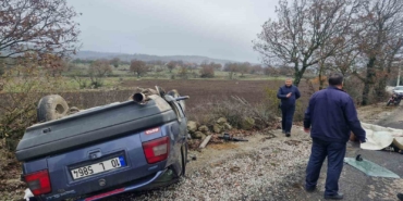 Balıkesir’de trafik kazasında araç ters döndü: 1 ölü, 2 yaralı