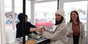 Bandırma Belediyesi’nden öğrencilere ve personele sıcak çorba ikramı