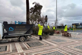 Bandırma ve Erdek’i fırtına vurdu: Çatılar uçtu, ağaçlar devrildi