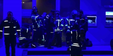 Banka şubesinde çıkan yangında ekipler sefer oldu