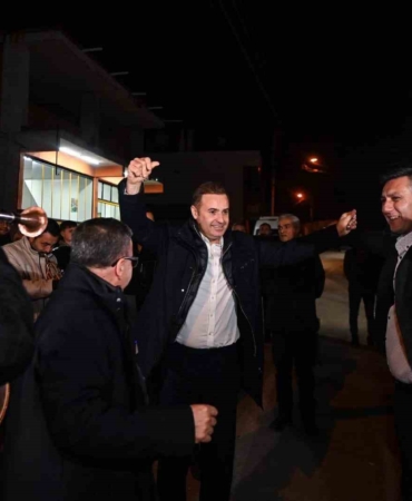 Başkan Ahmet Akın çiftetelli oynadı, asker uğurladı