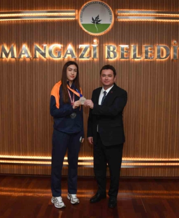 Başkan Aydın şampiyon sporcuları ağırladı