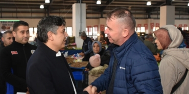 Başkan Durgut pazarda esnaflarla buluştu