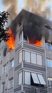 Bayrampaşa’da 4 katlı binada korkutan yangın: Alevlere itfaiye müdahale etti