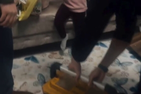 Bebek yürütecine parmağı sıkışan miniğin yardımına itfaiye koştu