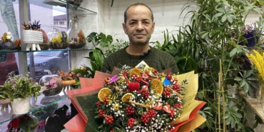 Bereket ve şans getirdiğine inanılan kokina çiçekleri yok satıyor