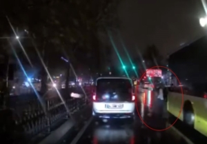 Beşiktaş’ta arıza yapan İETT otobüsü geri geri kaydı, kazaya sebep oldu