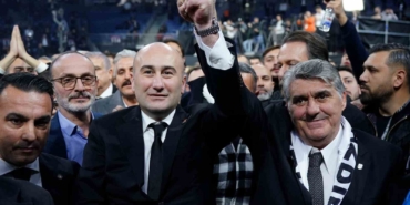 Beşiktaş’ta başkan adayları Serdal Adalı ve Hüseyin Yücel kucaklaştı