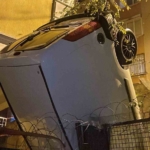 Beşiktaş’ta park halindeki araç bahçeye uçtu