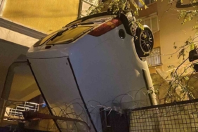 Beşiktaş’ta park halindeki araç bahçeye uçtu