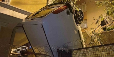 Beşiktaş’ta park halindeki araç bahçeye uçtu