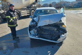 Beton mikseri ile otomobil çarpıştı: 1 yaralı