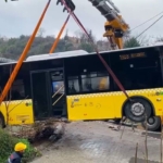 Beykoz’da yokuş aşağı kayan İETT otobüsü evin bahçesine düştü