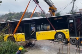 Beykoz’da yokuş aşağı kayan İETT otobüsü evin bahçesine düştü