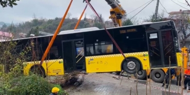 Beykoz’da yokuş aşağı kayan İETT otobüsü evin bahçesine düştü