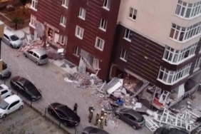 Beylikdüzü Osmanlı Caddesi üzerinde bulunan 14 katlı binada doğalgaz patlaması meydana geldi. Patlama sonrası bölgeye çok sayıda ekip sevk edildi.
