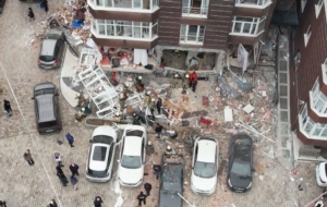 Beylikdüzü’nde 14 katlı binada patlama meydana geldi